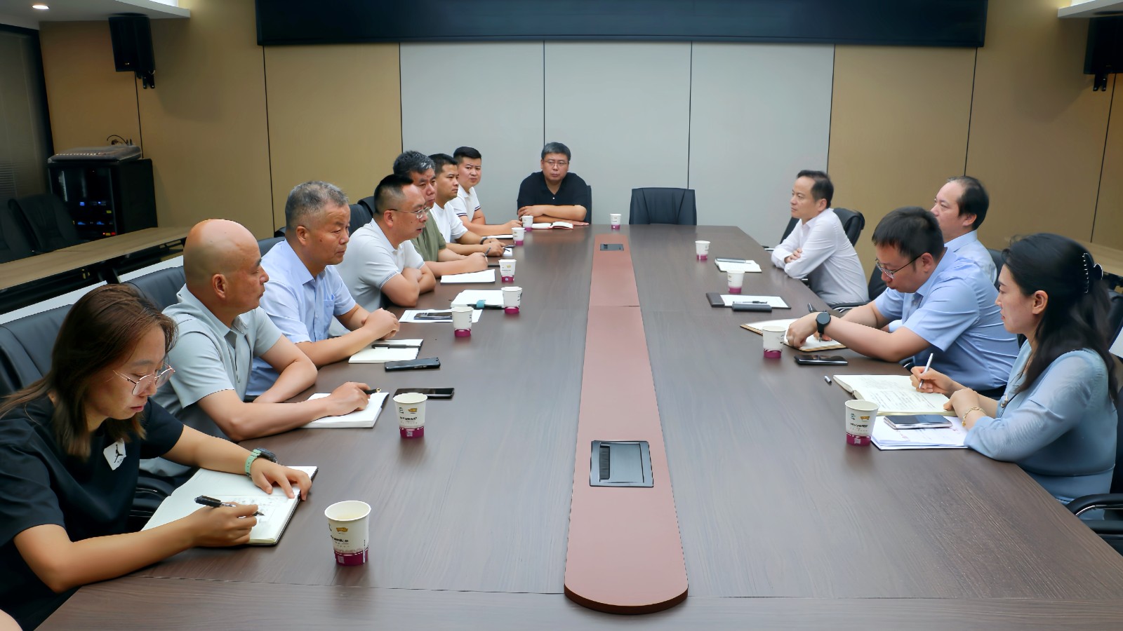 中陜核集團黨委書記、董事長朱華平到二一四隊調研